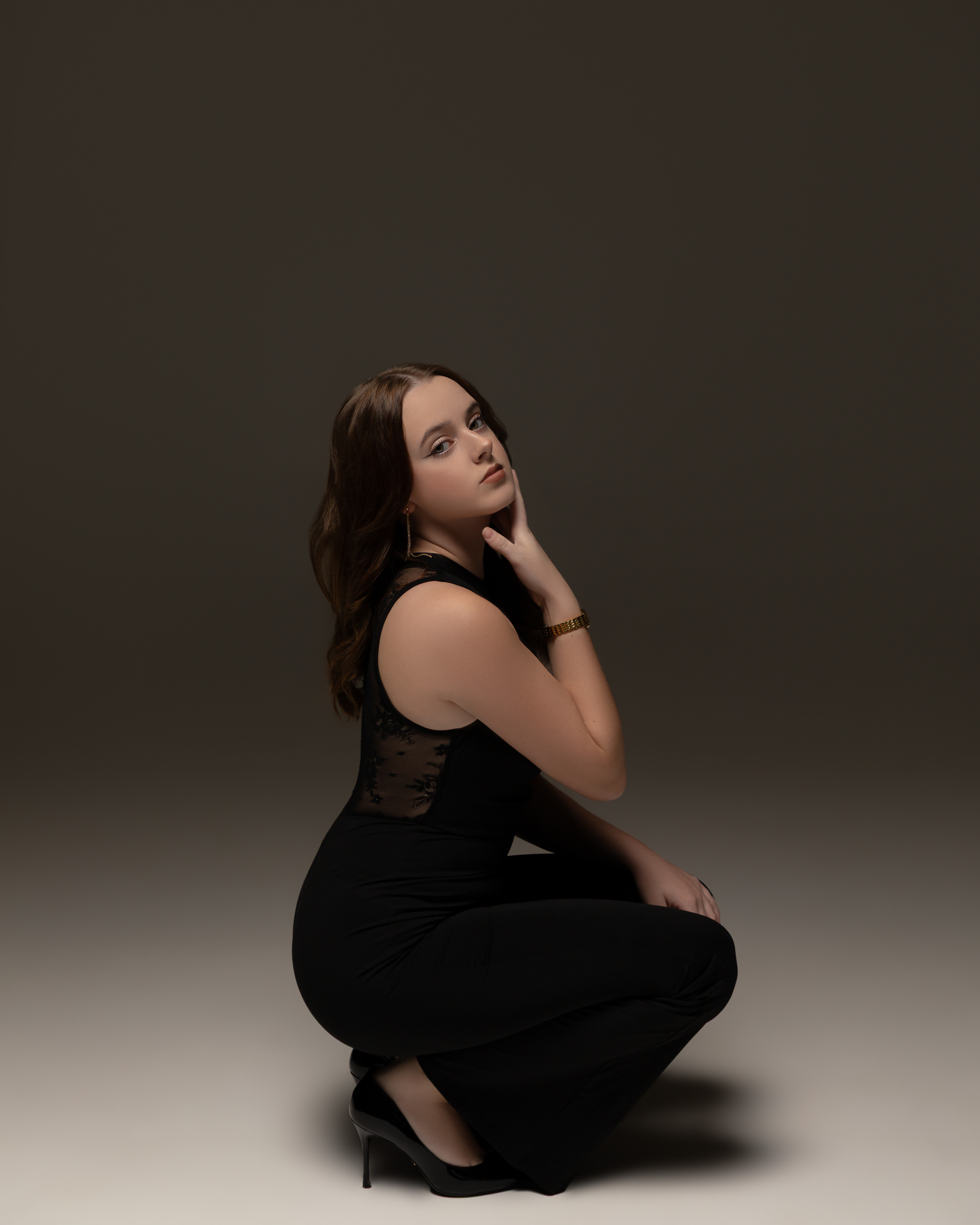 Studio portrait in a black jumpsuit, elegant style - photograph 21